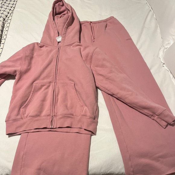 Aritzia Cozy Sweatfleece Mega Flutter Sweat Pants & Perfect Zip Hoodie - Picture 8 of 8
